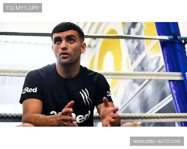 卡特罗尔重拳将埃苏曼轰出拳台,对手昏厥惊魂后全场屏息 卡特罗尔重拳将埃苏曼轰出拳台,对手昏厥惊魂后全场屏息